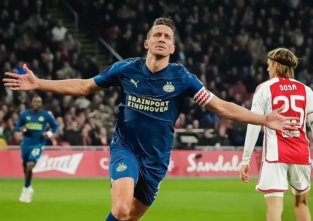 关于阿贾克斯硬战锡耶纳联大展拳脚的信息