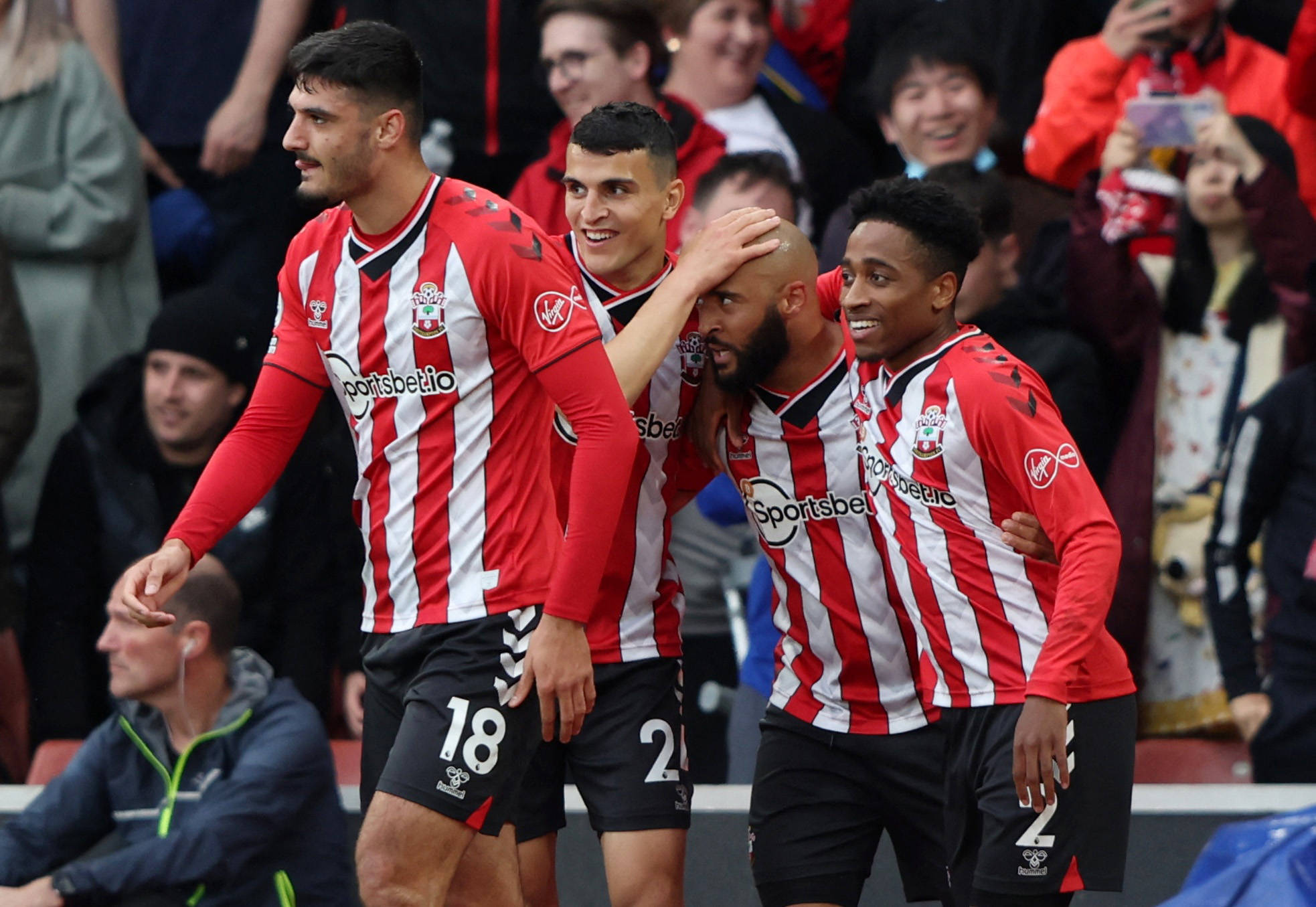 包含南安普顿客场不敌热刺，遭遇失利的词条