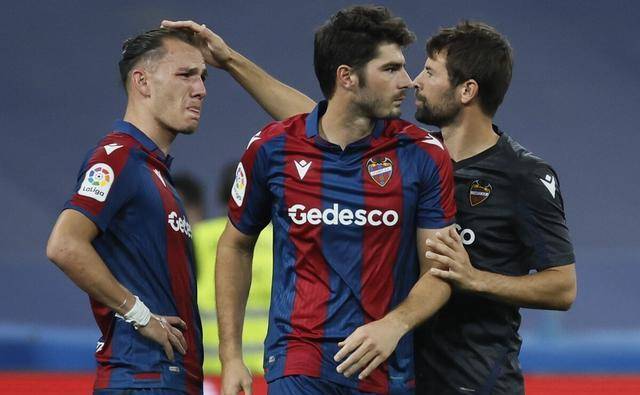 包含莱万特B主场战平，稳固中游位置的词条