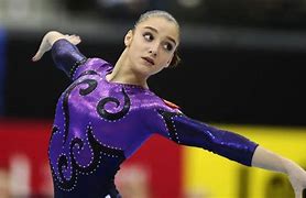 意大利体操选手飒爽登场，闪耀舞台