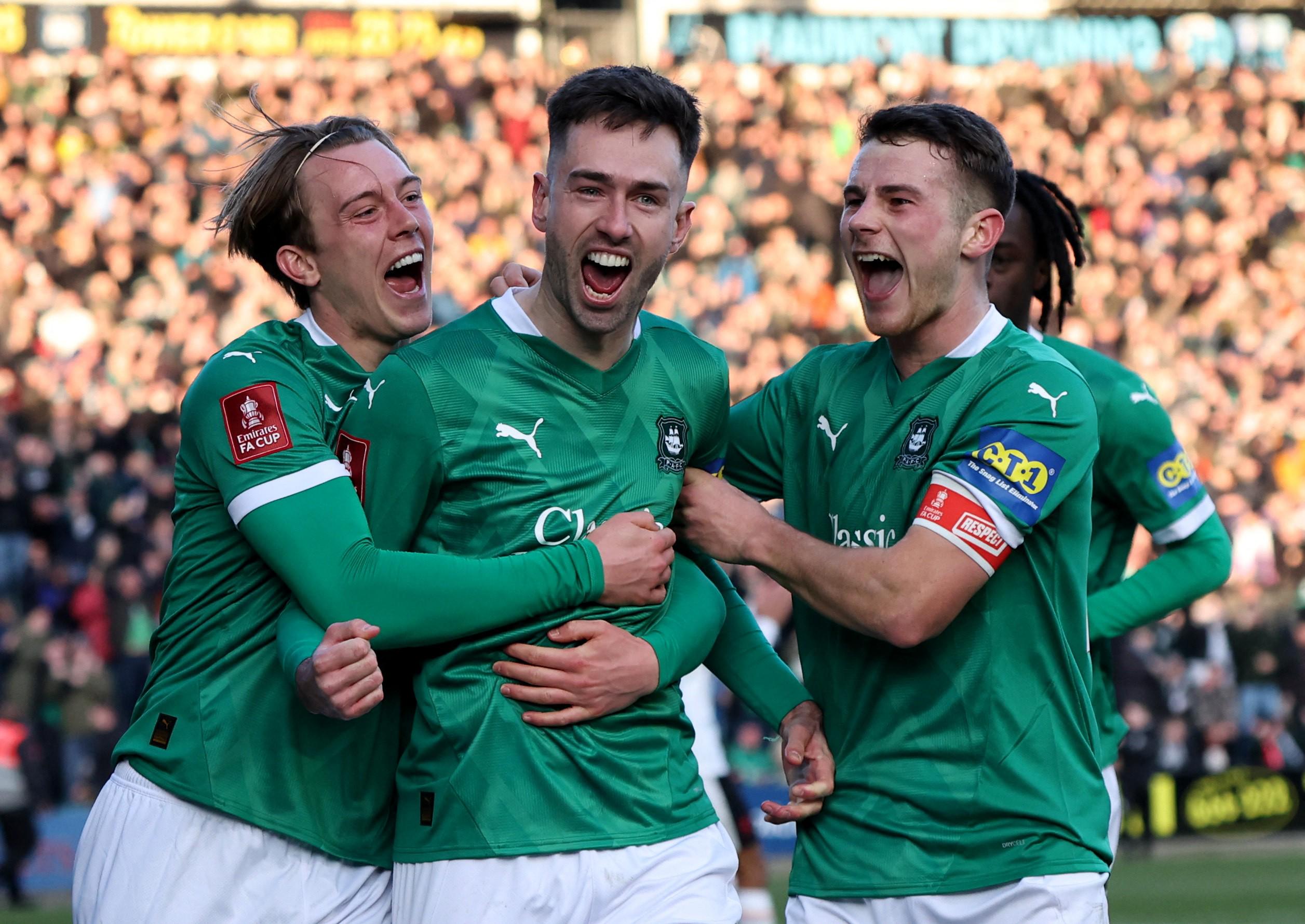 足球赛事中一支队伍名列前茅