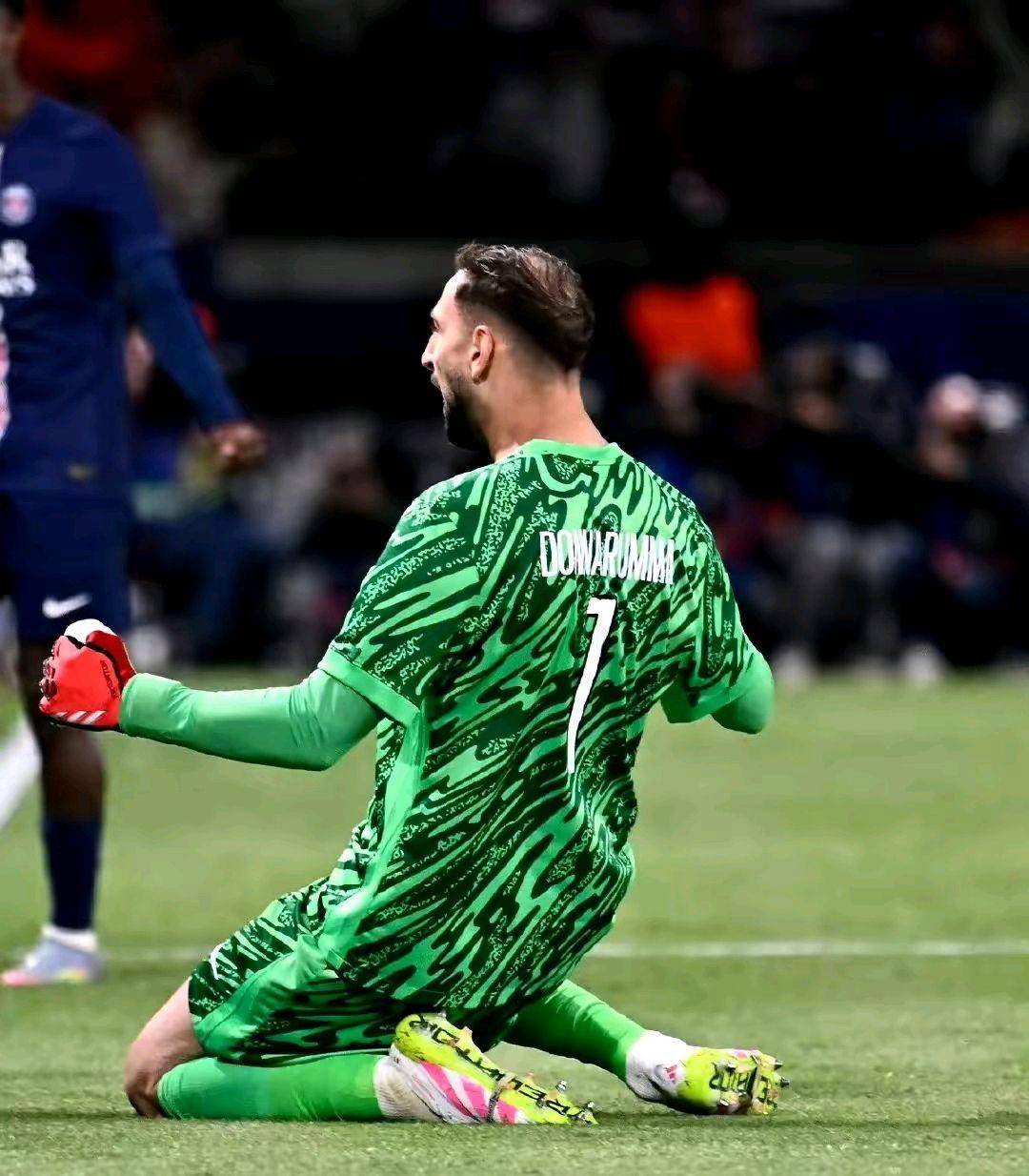 巴黎圣日耳曼后卫表现抢眼,助球队取胜 巴黎圣日耳曼后卫表现抢眼,助球队取胜