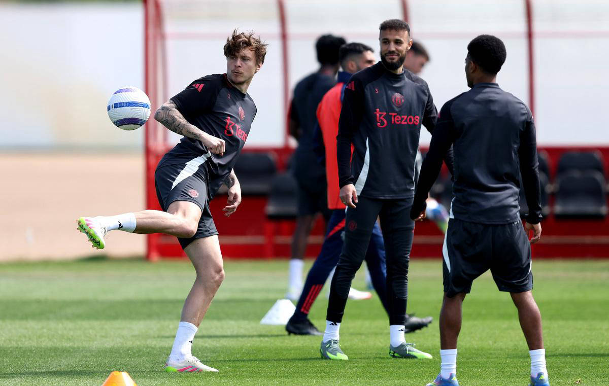 关于阿斯顿维拉客场不敌曼联，遭遇连败的信息