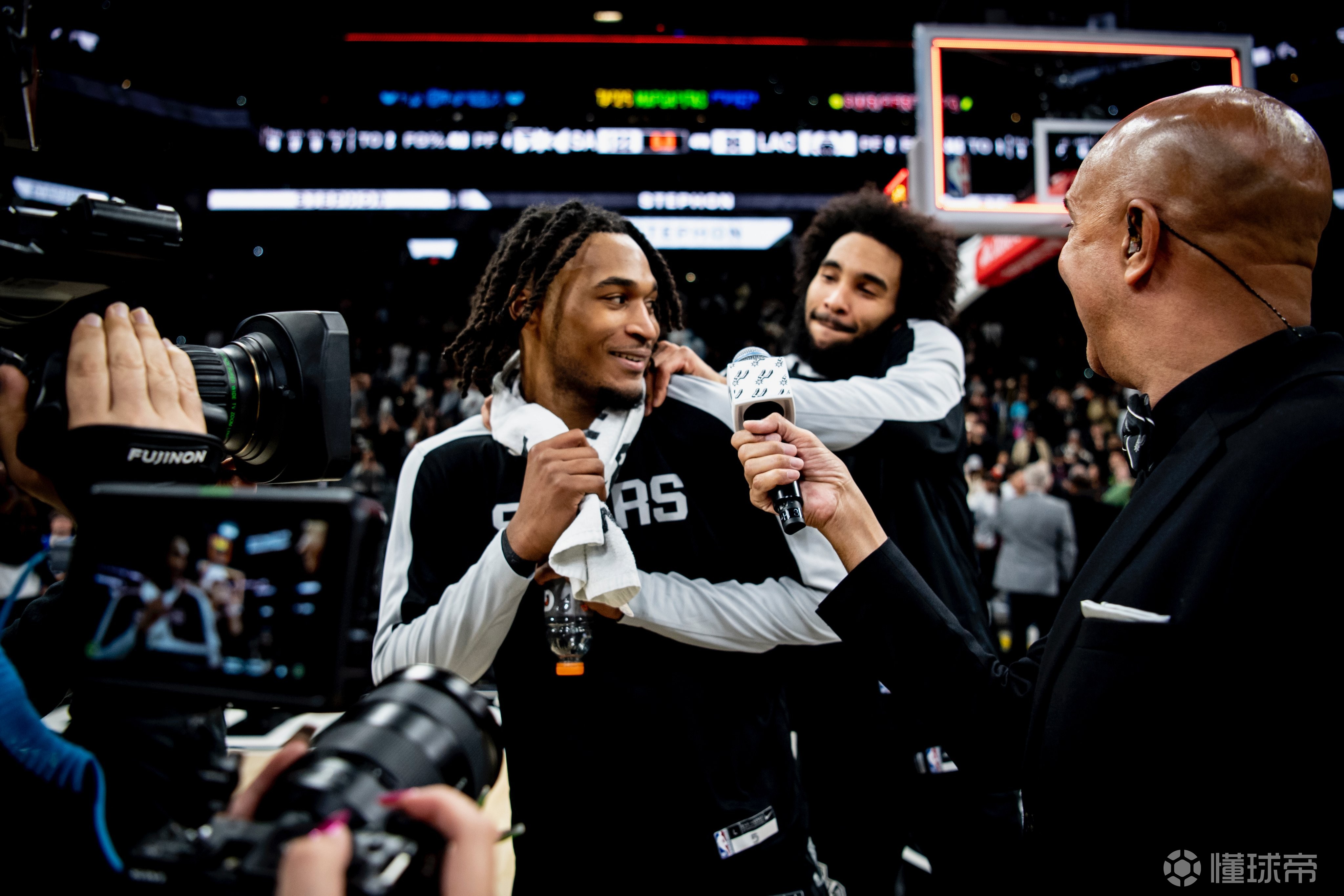 快船主场告捷，大帝强势登场