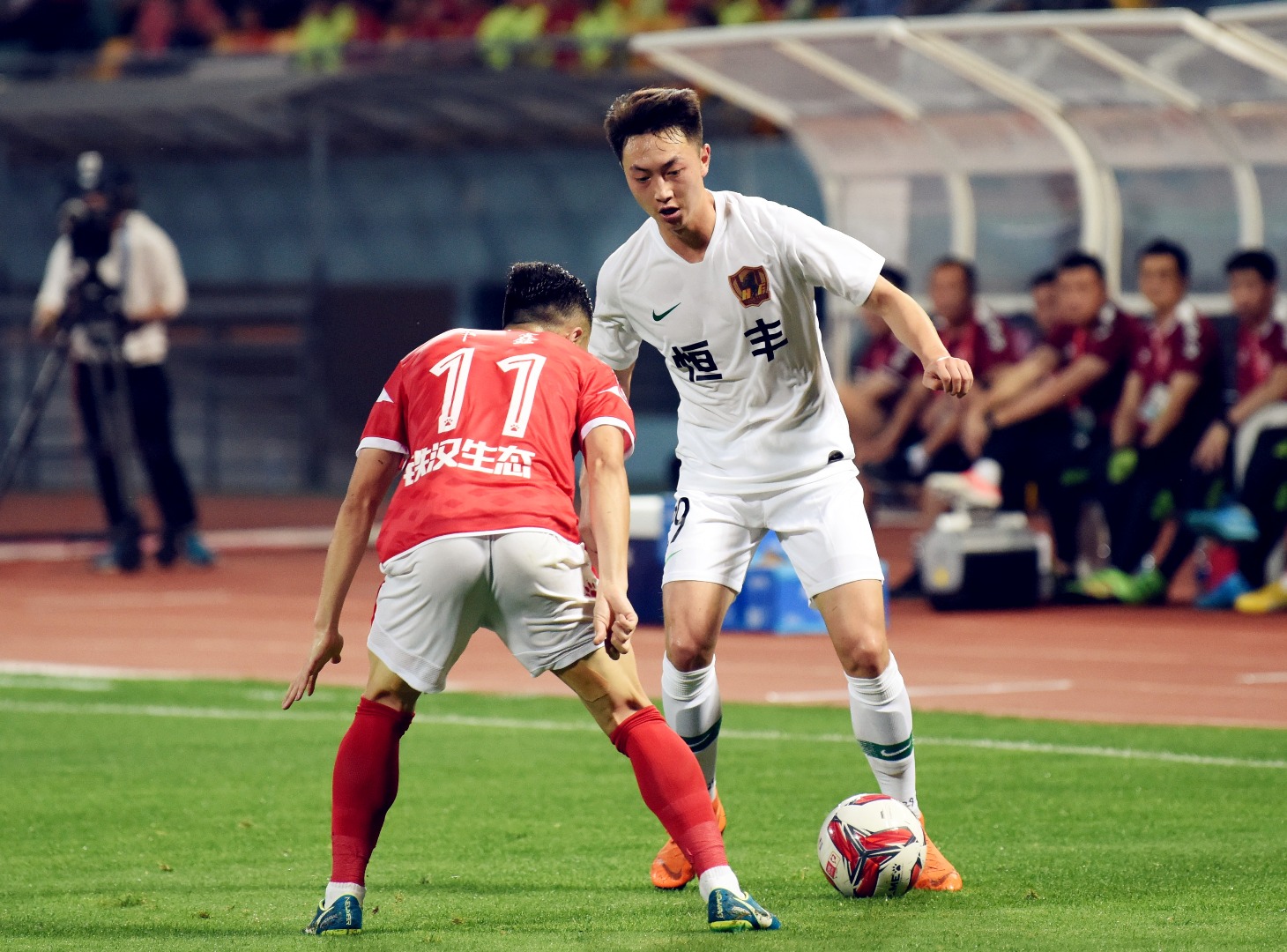 汉爆发内部矛盾，教练与球员爆发冲突的简单介绍