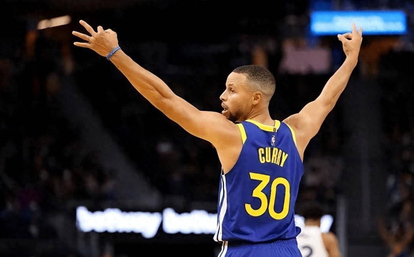 防守紧逼进攻猛烈，球员拼尽全力努力抗衡对手