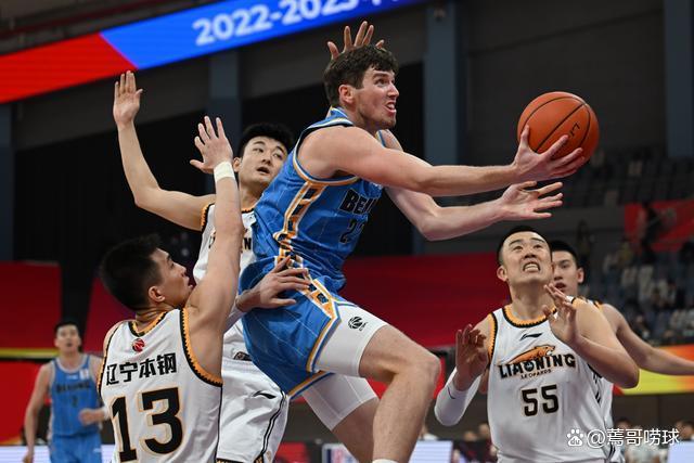 战术对决！两队在全力以赴的比赛中展现实力