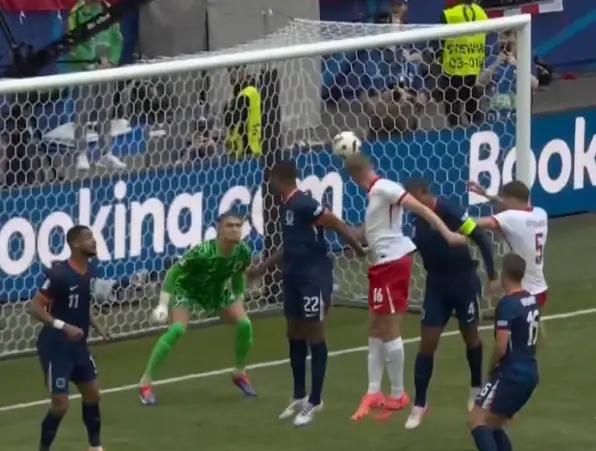 荷兰队以进攻为主，足球场上厮杀惊险