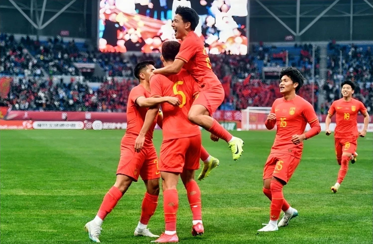 国内激烈足球比拼，场面火爆紧张