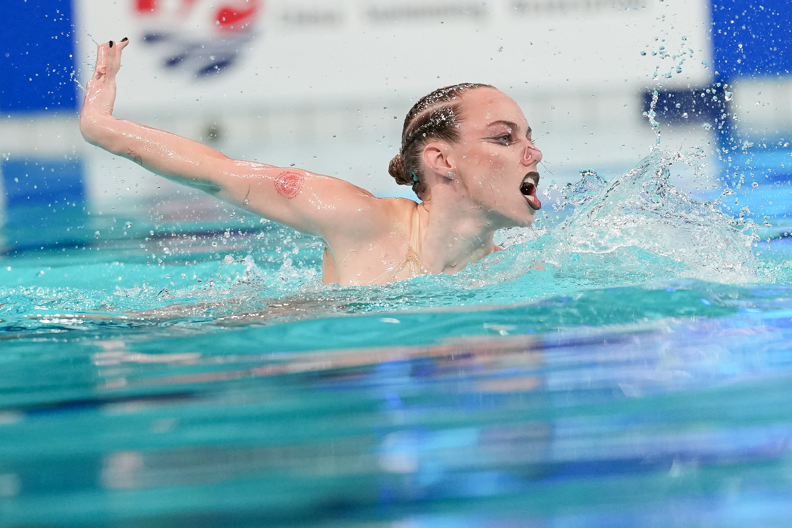 游泳女子自由泳预赛，日本运动员刷新纪录