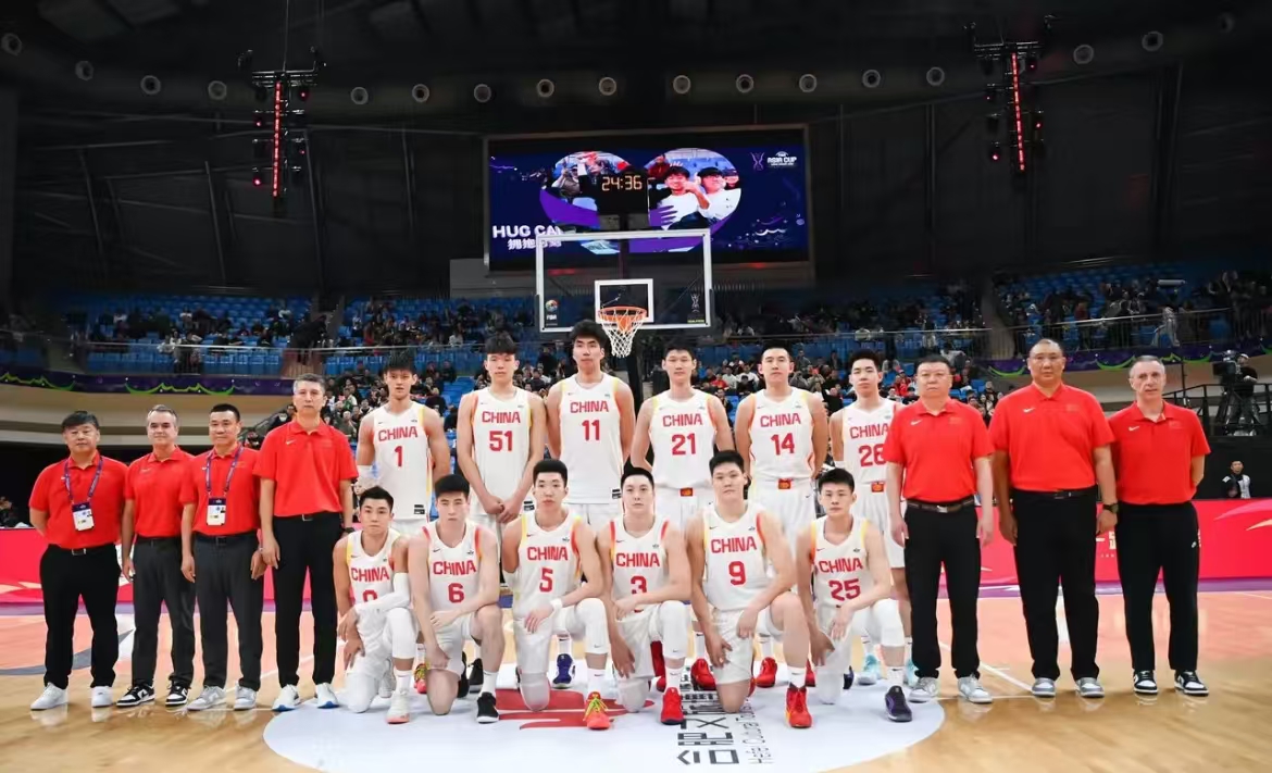 一支实力强劲的篮球球队获得胜利