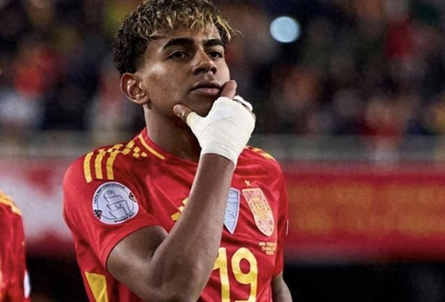 荷兰选手夺冠,赢得观众掌声 荷兰选手夺冠,赢得观众掌声