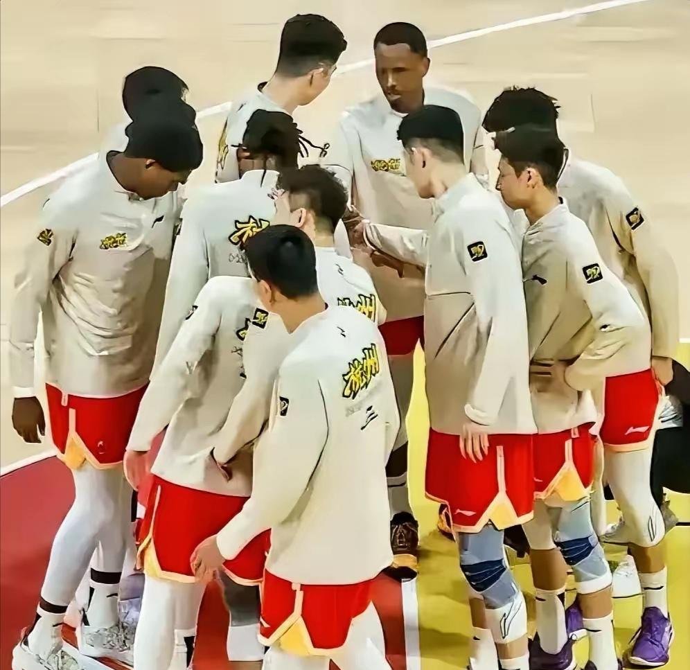 比赛中球队发挥默契配合取得胜利