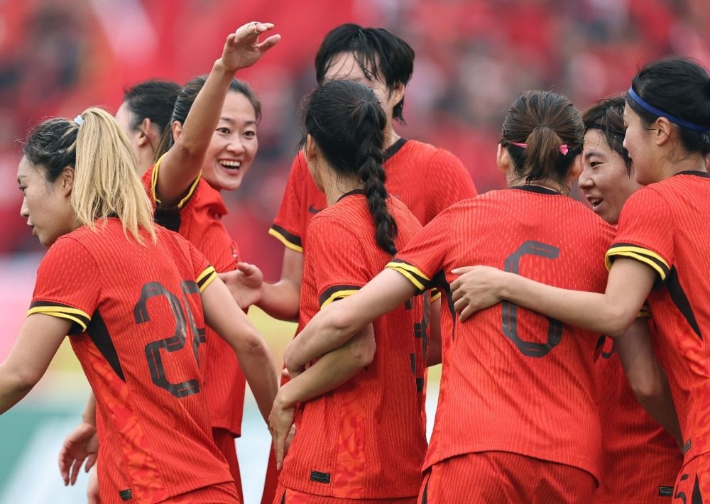 中国女足队员体现团队力量，获胜比赛