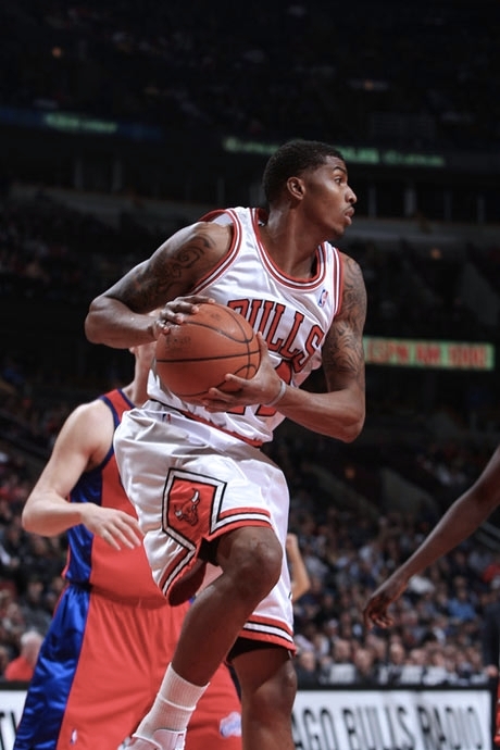 九游娱乐-公牛队客场大胜,拉文斯震撼全场