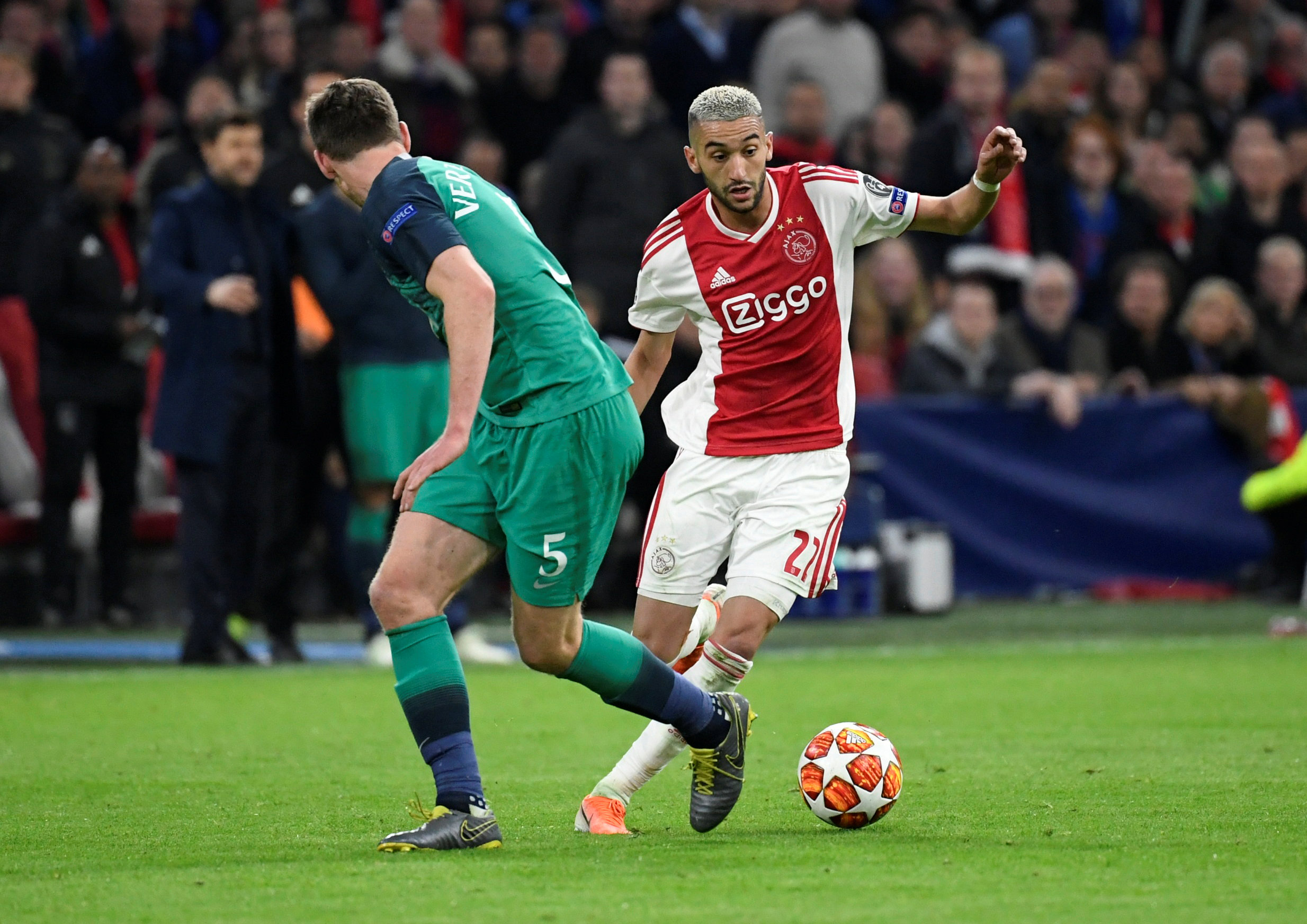 关于阿贾克斯亮眼出击，轻松晋级进入下一轮的信息