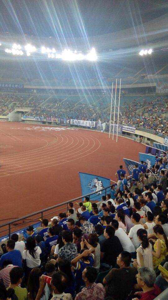 大连一方主场豪取六连胜，稳坐中超积分榜榜首