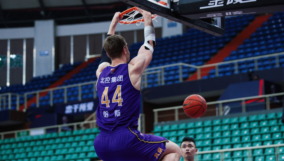 奥克兰篮球联赛内线双塔威力惊人