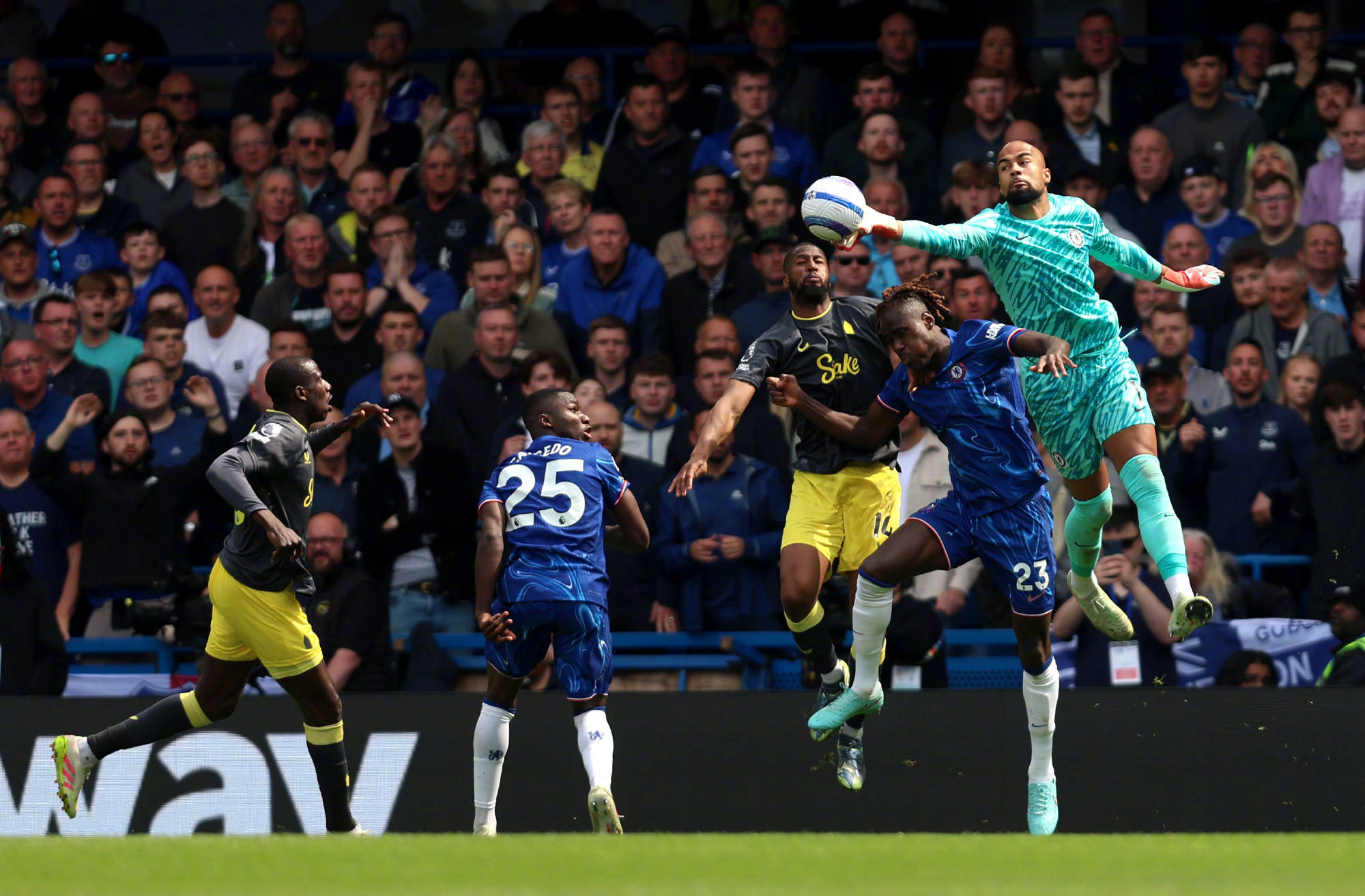 切尔西损失惨重，关键中场遭遇伤病停赛