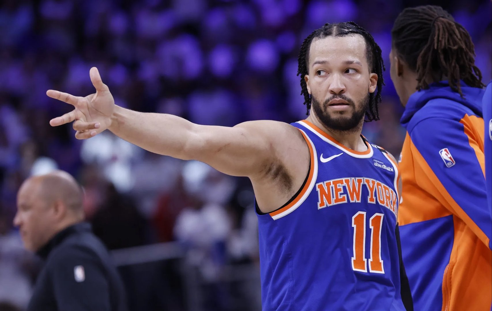 关于国王横扫魔术，浓眉哥刷新纪录的信息