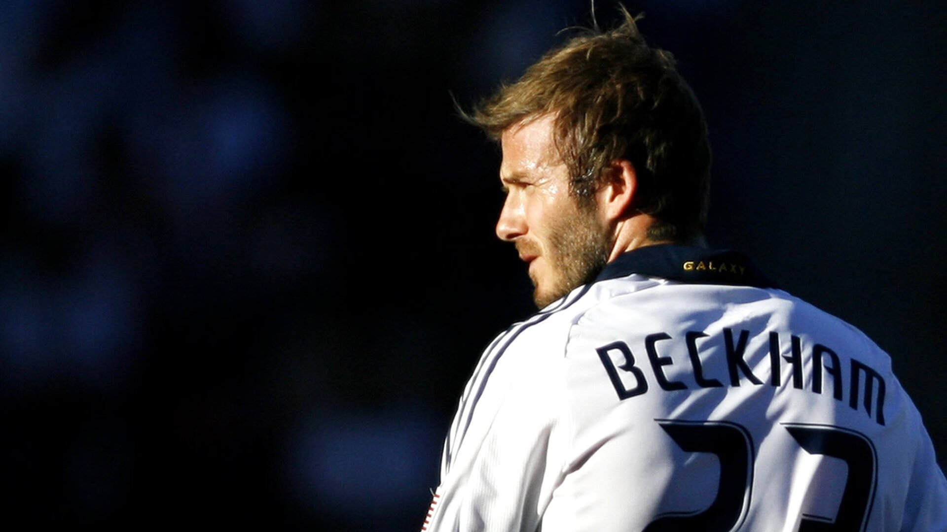 9you娱乐-篮球场与绿茵场的双重奏，绝境时刻的逆袭美学